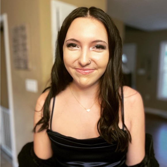 Meet your Posher, Jennifer - Picture 3 of 3